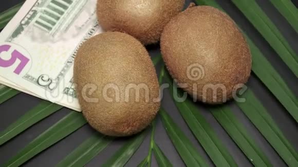 三种新鲜的生发热带猕猴桃也被称为带有美国货币美元的中国鹅莓视频的预览图