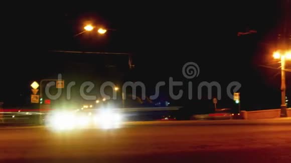 在俄罗斯圣彼德堡的卡门诺斯特罗夫斯基普洛斯彼克彼得格勒德公路上夜间交通的时间流逝视频的预览图