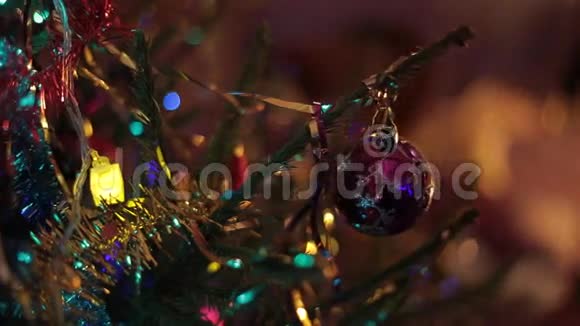 一家人坐在圣诞树下送礼物视频的预览图