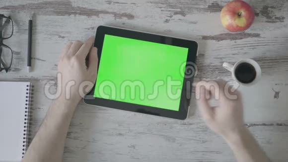 喝着咖啡商人用绿色屏幕平板电脑了他的手视频的预览图