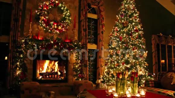 圣诞树新年除夕夜喜庆的家庭内部壁炉灯光装饰可爱的气氛视频的预览图