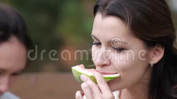 女孩在公园里吃西瓜慢动作视频生活方式女孩和西瓜的概念视频的预览图