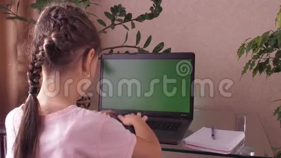孩子在家里用笔记本电脑学习视频的预览图