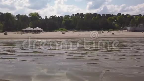 朱玛拉海滩春天大海人们度假视频的预览图