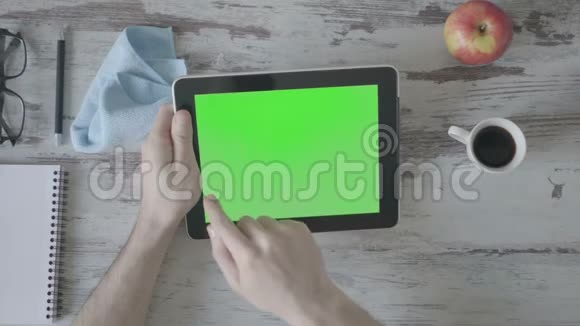 喝着咖啡商人用绿色屏幕平板电脑了他的手视频的预览图