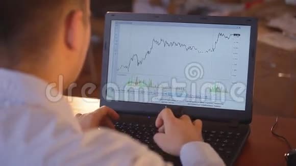 这位年轻的商人正在研究他们在笔记本电脑上的收入规模视频的预览图