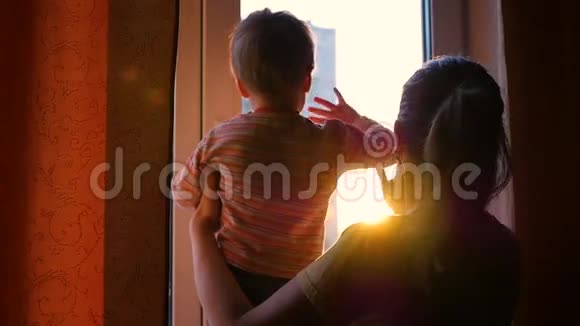 女孩在窗户附近玩婴儿日落时间阳光视频的预览图