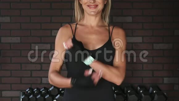 快乐的健身女人在健身房交叉双臂视频的预览图
