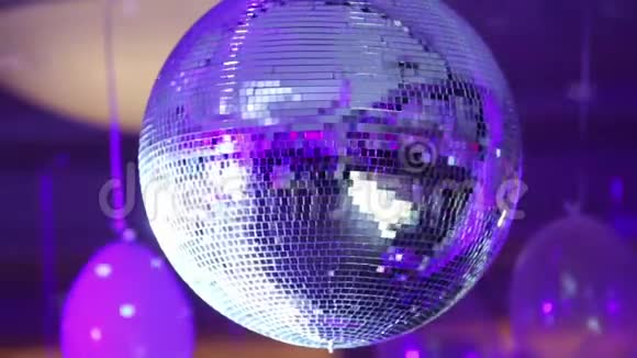 紫色迪斯科球反射光线进入气球的背景关门视频的预览图