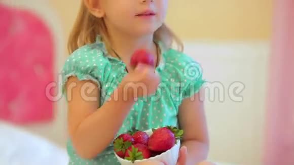 可爱的小女孩吃草莓视频的预览图