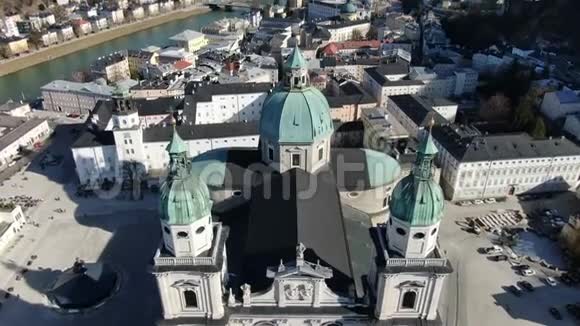 奥地利萨尔茨堡一座古老历史教堂4k的空中镜头视频的预览图