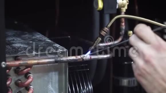 用焊条焊机焊接钢材剪辑通过加热金属棒焊接金属视频的预览图