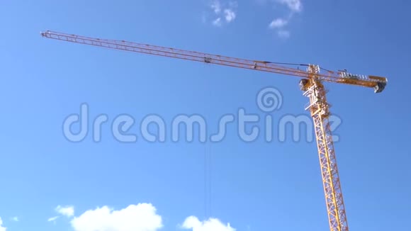 机械起重机施工建筑工业工具蓝天背景下的黄色建筑起重机视频的预览图
