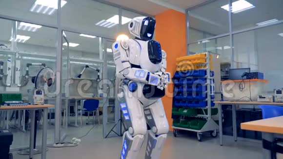 一个机器人站在一个有设备的房间里视频的预览图