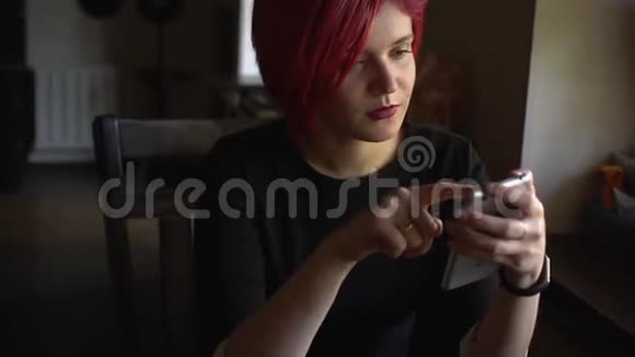 咖啡馆里使用智能手机的年轻女性视频的预览图