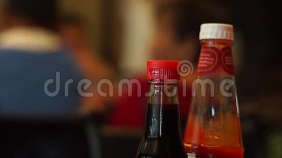 浅田深的餐馆里的瓶装酱视频的预览图