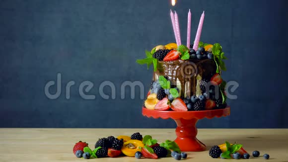 美味的巧克力滴蛋糕装饰着新鲜的季节性水果和浆果视频的预览图