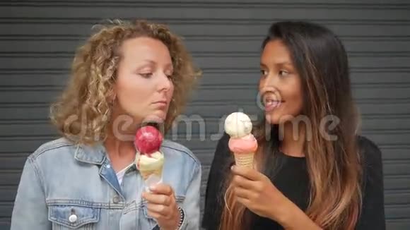 贪婪的女朋友不想分享冰淇淋年轻快乐的白种人女孩吃纯种冰淇淋锥子和输视频的预览图