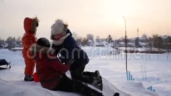 孩子们在雪山上玩冬天冬霜日视频的预览图