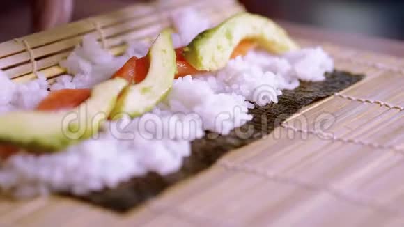 准备新鲜寿司卷特写镜头视频的预览图