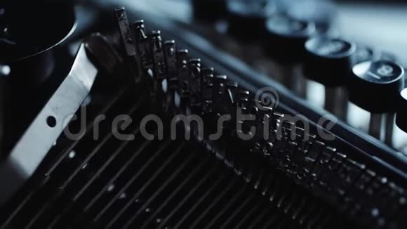 旧打字机的细节视频的预览图
