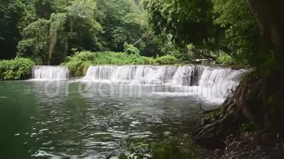 瀑布的美景视频的预览图
