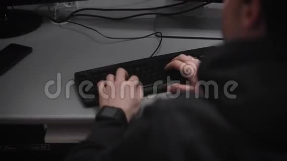 美丽的男人手拿着黑色的时钟快速打字文本在键盘上键入不同的字符后来看视频的预览图