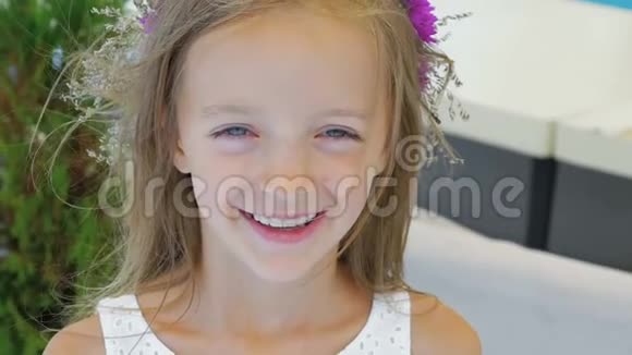 一个快乐的小女孩突然大笑的特写肖像慢慢地视频的预览图