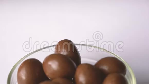 巧克力球在盘子里照相机变焦视频的预览图