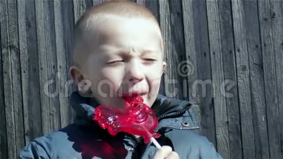 男孩舔大糖果视频的预览图