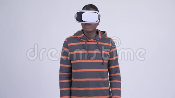 年轻英俊的非洲男子使用虚拟现实耳机视频的预览图