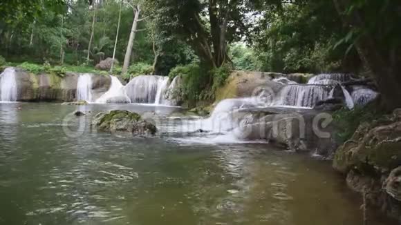 瀑布的美景视频的预览图