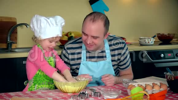 可爱的小女儿和英俊的父亲玩面粉的滑稽画像视频的预览图