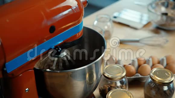 工作红色搅拌机站在厨房的桌子上的特写镜头搅拌面团准备烘焙视频的预览图
