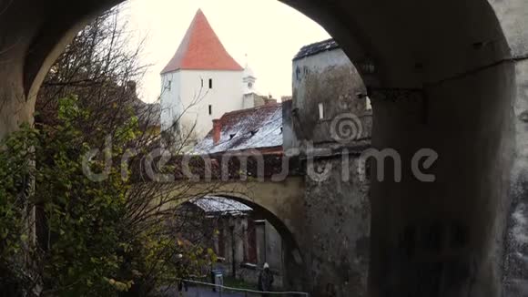 罗马尼亚布拉索夫古城墙的拱门和小街视频的预览图