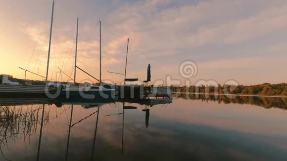 戈梅尔白俄罗斯黎明时分码头上的游艇视频的预览图