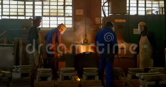 铸造车间4k熔炼金属工人视频的预览图