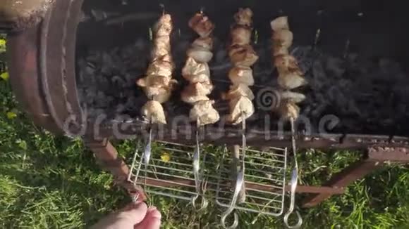 烧烤串上的鸡肉用木炭烹制视频的预览图