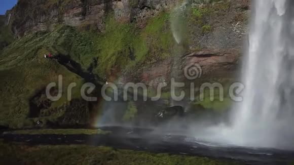 瀑布的全景水中的彩虹冰岛美丽的自然视频的预览图