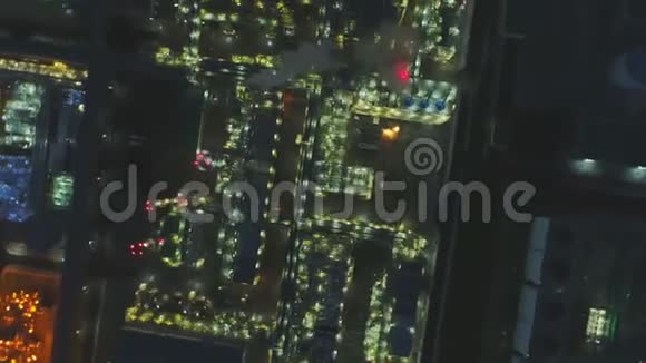 在黑暗的夜晚Drone在大型的启蒙植物上旋转视频的预览图
