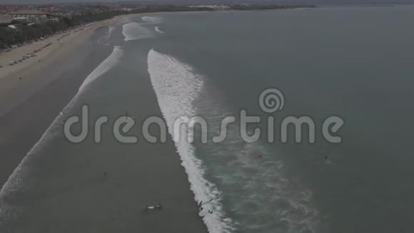 鸟瞰海浪在白沙滩上破碎录像海波上美丽的沙滩鸟瞰图水中的人视频的预览图