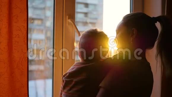 女孩在窗户附近玩婴儿日落时间阳光视频的预览图