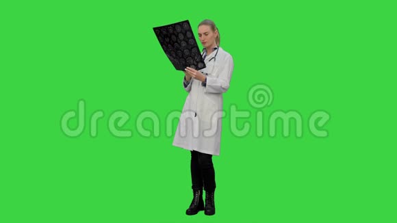 女医生在绿色屏幕上看人脑X射线Chroma键视频的预览图