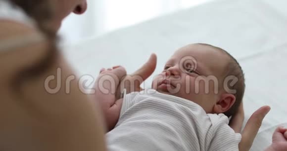 双手抱着宝宝视频的预览图