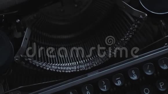 旧打字机的细节视频的预览图