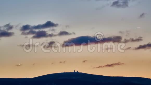 在冬季傍晚日落时布罗肯山的轮廓德国的哈兹山视频的预览图