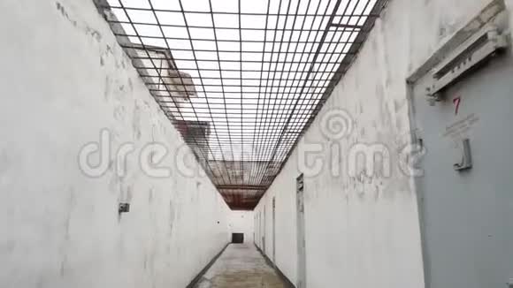 劳改所的一个带门的步行庭院走廊冬天在俄罗斯的监狱视频的预览图