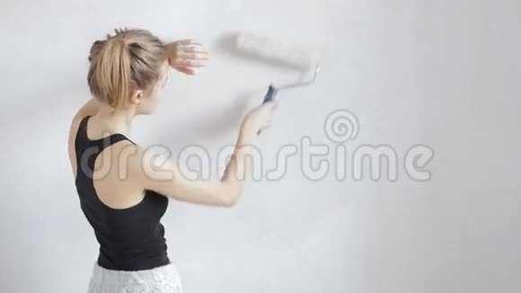 女人画墙视频的预览图