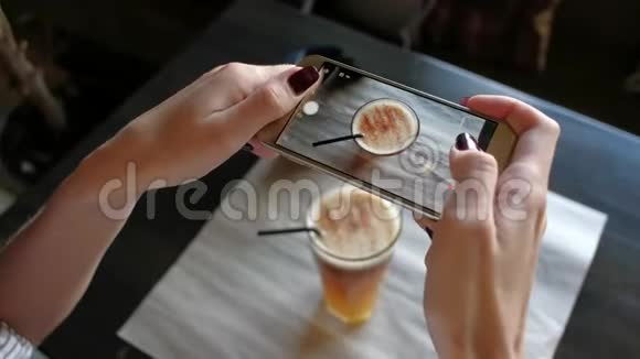 女性用智能手机拍摄咖啡视频的预览图