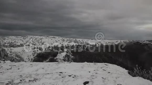 群山中的冬季景观有云视频的预览图